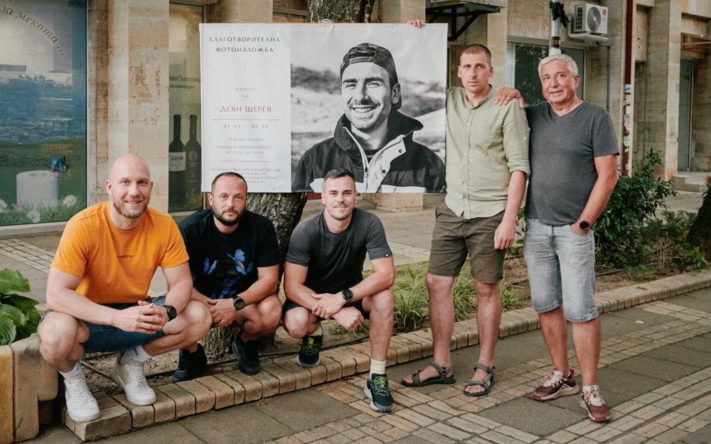 БЧК: Осем приятели дариха 11 000 лв. на Българския Червен кръст за Планинската спасителна служба от благотворителна фотоизложба, организирана в памет на загинал приятел