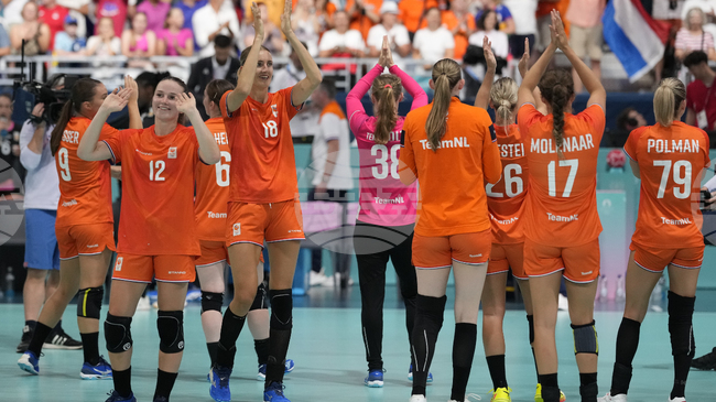 Нидерландия нанесе първа загуба на защитаващия титлата си Франция на Световното първенство по хандбал за жени