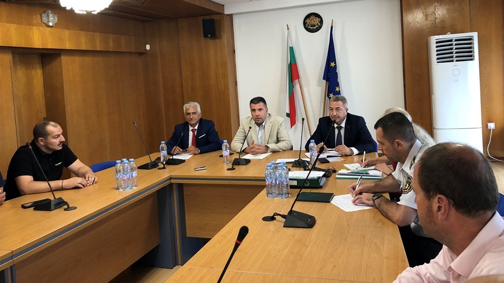 Областният управител Захари Сираков свика работна среща във връзка с горските пожари