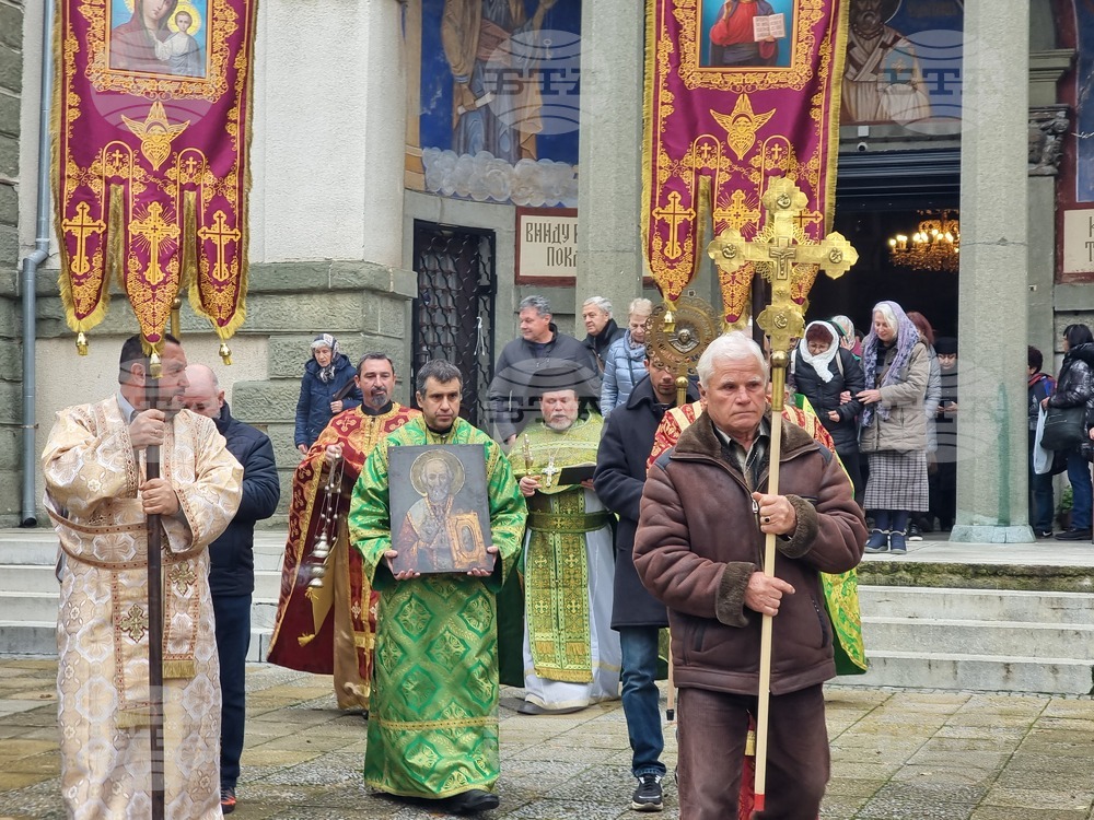 С литийно шествие с икона, в която са вградени мощите на cв. Николай Чудотворец, в Ямбол отбелязаха днешния празник