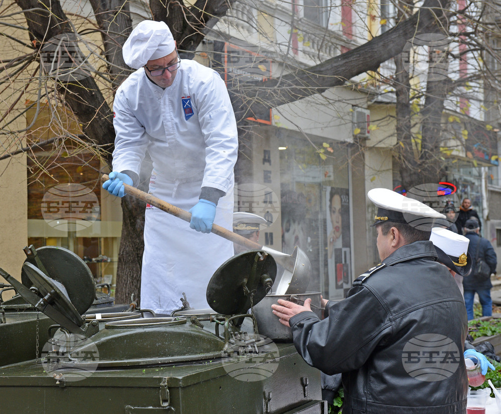 С военен ритуал и молебен за здравето на моряците бе почетен св. Николай във Варна
