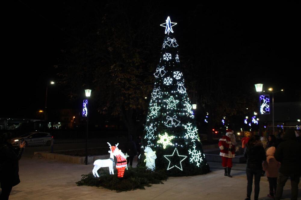 Община - Тетевен: Д-р Мадлена Бояджиева запали светлините на коледната елха в Тетевен