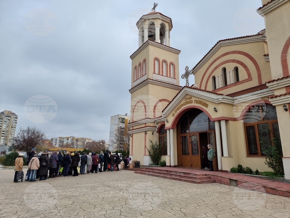В два пловдивски храма раздадоха риба за Никулден