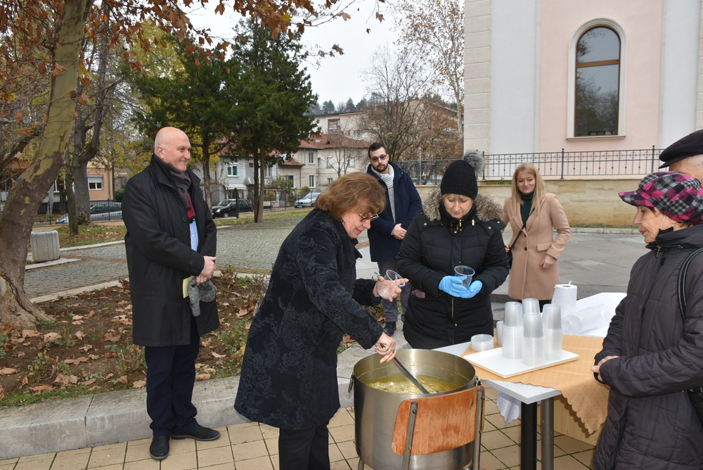 Община Ловеч: Благотворително в Ловеч раздадоха 120 порции рибена чорба по повод Никулден