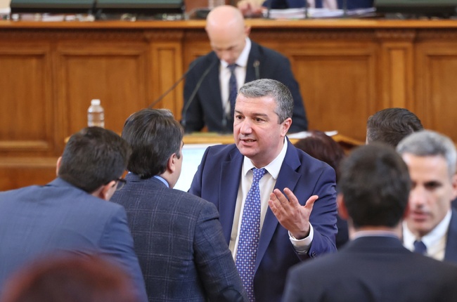 Дружествата в отраслите на суровия нефт, природния газ, въглищата и нефтопреработването внасят задължителна солидарна вноска за свръхпечалбите, реши парламентът