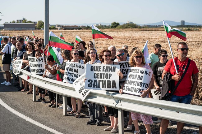 Стотици лозаро-винари блокираха ключов път в района на Бургас в знак на протест