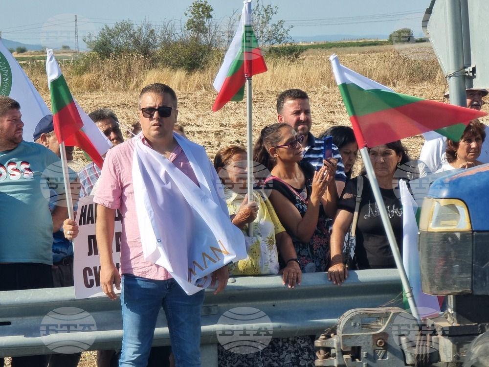 Vine Growers Block Burgas-Sunny Beach Road to Protest against Grape Reporting