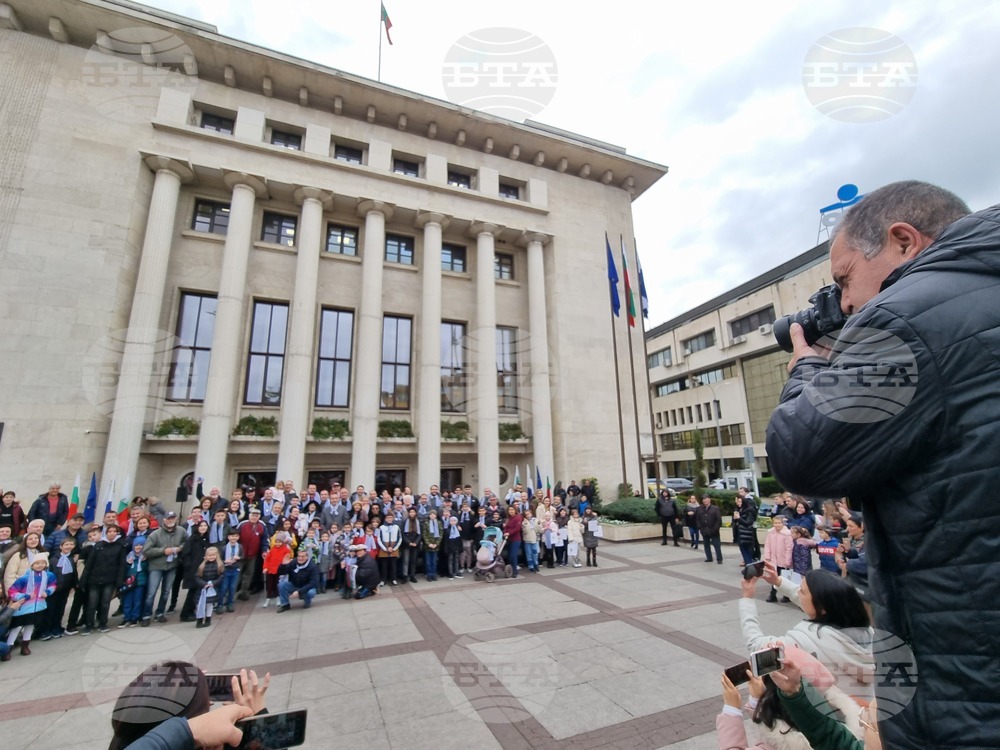 Имениците в Бургас се събраха за традиционна обща снимка на Никулден