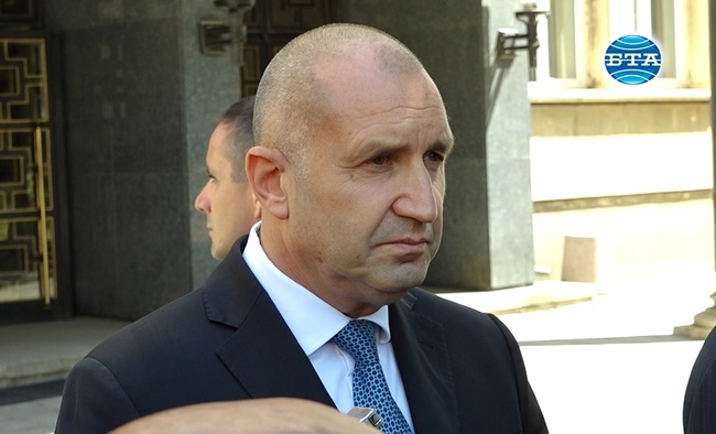 Когато се вижда, че не можеш да управляваш собствената си партия, е нормално да си изнервен, коментира президентът Румен Радев думи на Делян Пеевски