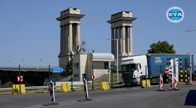 Интензивен е трафикът на камиони в района на "Дунав мост" при Русе