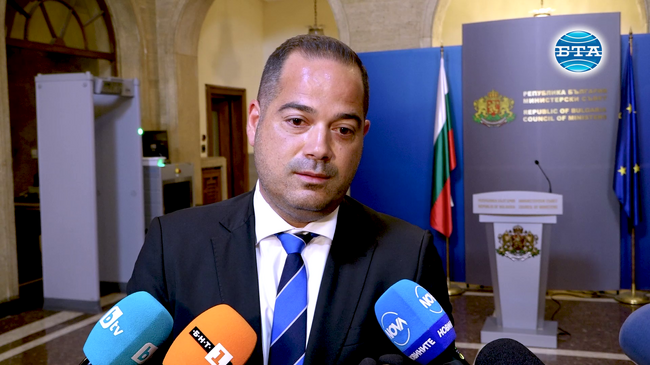 Ситуацията с пожарите в Благоевградска област е тежка, няма опасност за населените места и гражданите, заяви Калин Стоянов