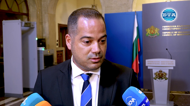 Крайно време е групата от хора, която ми иска оставката, да се уточни и да говори в един глас, заяви Калин Стоянов