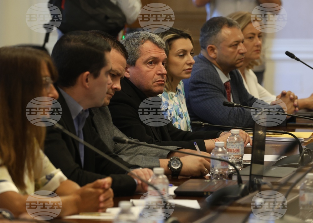 В четвъртия ден от преговорите за правителство "Има такъв народ" очакват "Продължаваме промяната-Демократична България" и "Възраждане"