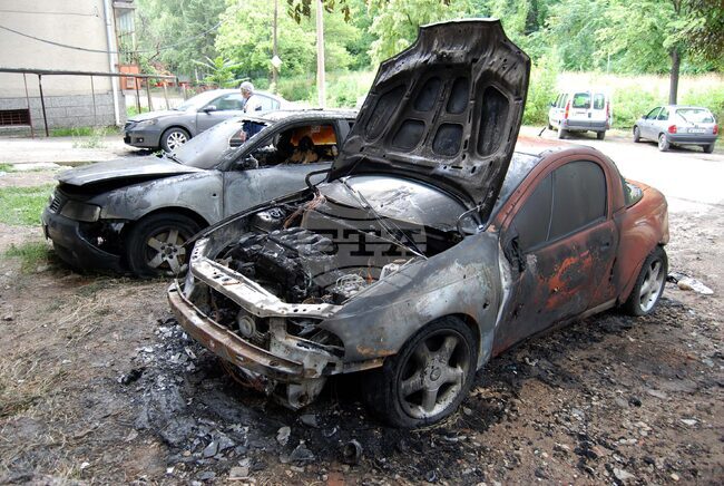 Три автомобила са били умишлено запалени тази нощ в Монтана, съобщиха от полицията 