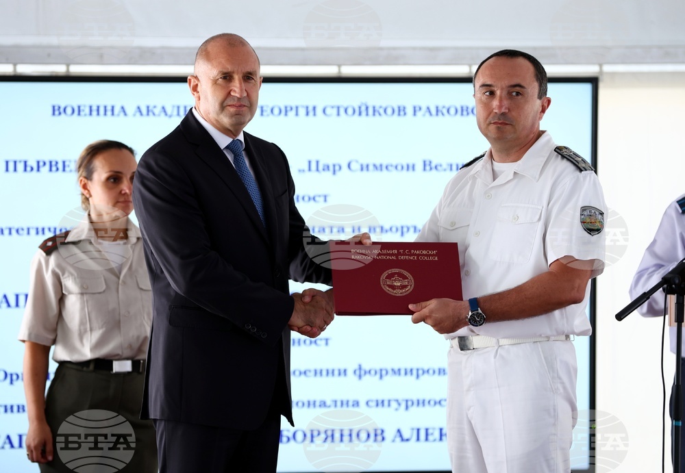 Президентът Румен Радев участва в тържественото връчване на дипломи на офицери от Военната академия „Георги Стойков Раковски“