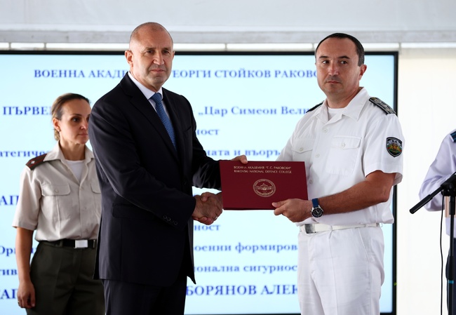 Президентът Румен Радев участва в тържественото връчване на дипломи на офицери от Военната академия „Георги Стойков Раковски“