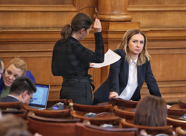 Елисавета Белобрадова е внесла въпрос до министър Сашо Пенов относно политическа агитация на "Възраждане" в училище