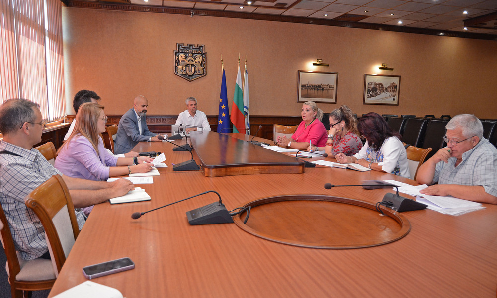 Община Варна: Кметът и заместник-кметът по образованието обсъдиха с директорите на училищата предстоящите ремонти