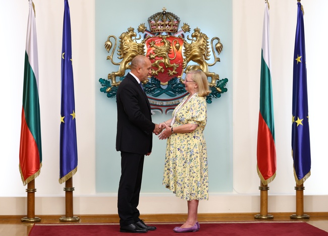 Президентът Румен Радев удостои посланика на Ирландия у нас Мартина Фийни с орден „Мадарски конник“ първа степен