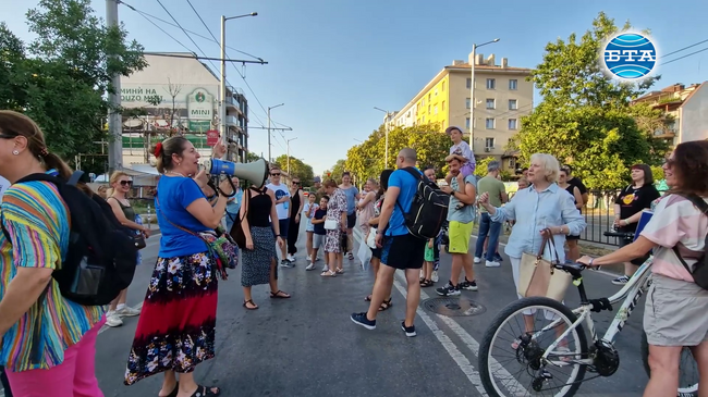 Граждани се събраха на протест на ул. „Опълченска“ срещу планирано отсичане на 39 дървета