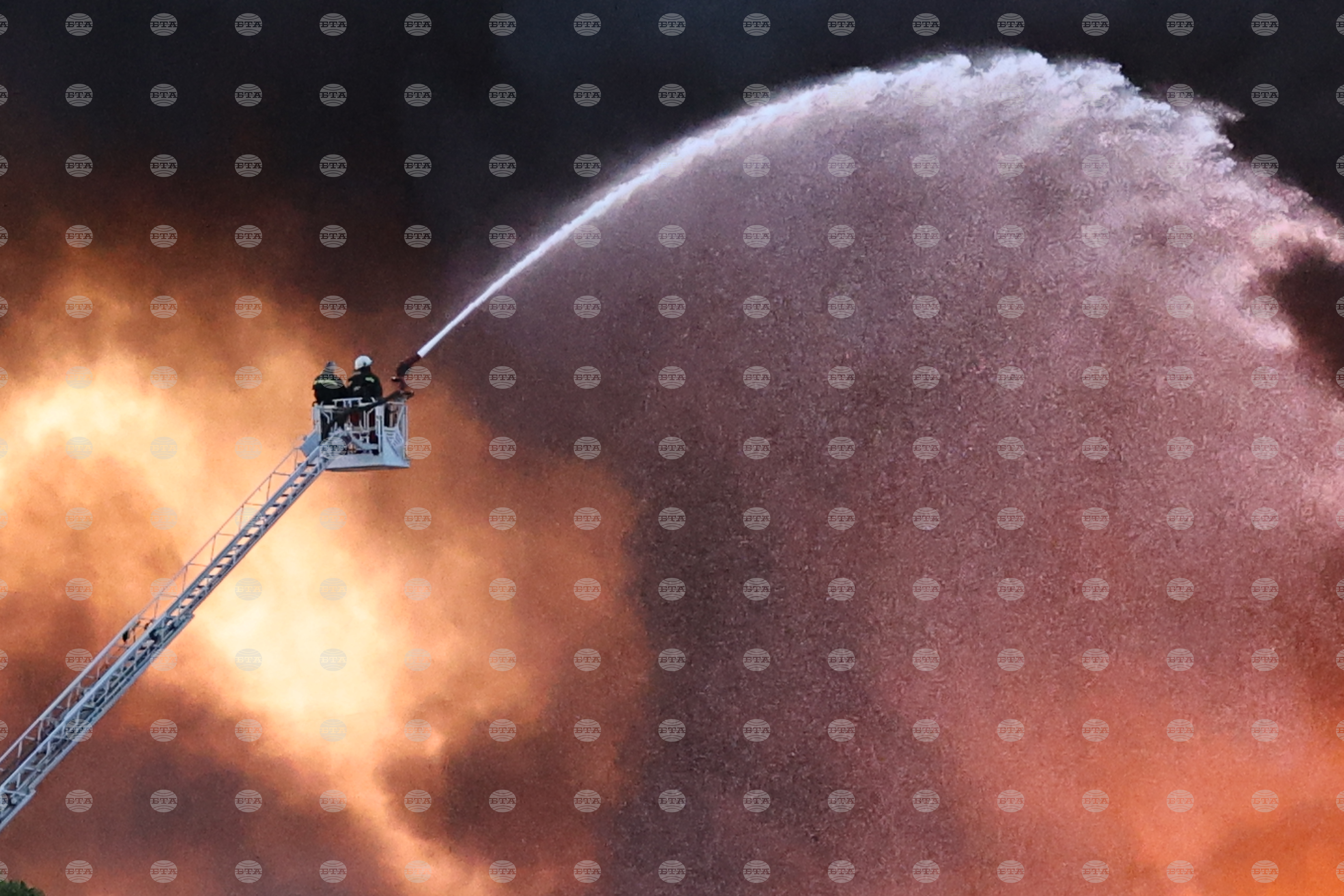 Общо 45 пожара са потушени през изминалото денонощие в страната, загинала е жена, а друга е пострадала