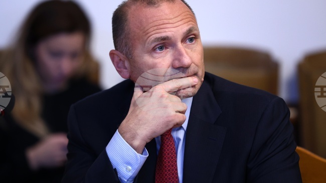 BTA Photo Exhibition on Singer Ari Leschnikoff to Tour Germany