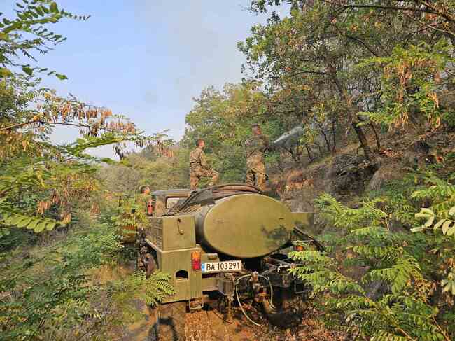 Министерство на отбраната: Военнослужещи от Сухопътните войски и хеликоптери от ВВС гасят пожарите в Област Благоевград