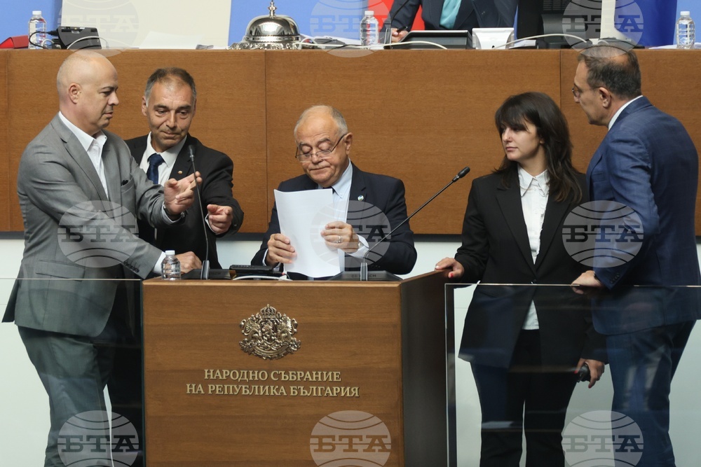 И след почивката продължи напрежението в залата по повод декларация, прочетена от Атанас Атанасов