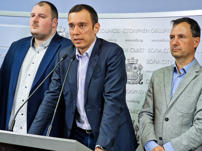 Колегите избраха пясъка, слънцето и морето, вместо да дойдат на извънредното заседание на съвета за общинските дружества, каза Васил Терзиев
