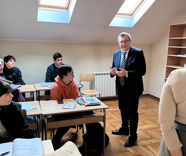 Нашият дълг е да съхраним българския език зад граница, каза образователният министър проф. Сашо Пенов