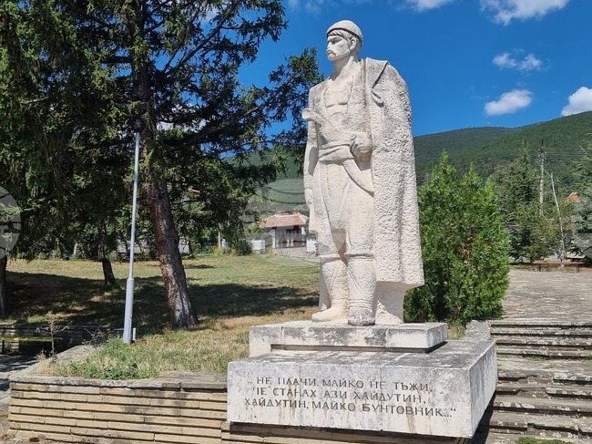 Петнайсетгодишен изследовател представя книга за войводата Пейо Буюклията в Твърдица