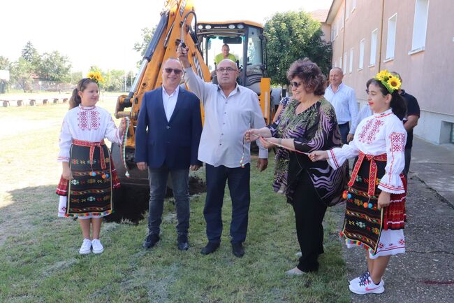 ОА Русе: Започна изграждането на физкултурен салон в единственото средно училище в Сливо поле. Стойността на проекта е над 1 милион лева, средствата са осигурени от държавния бюджет