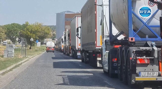 Изключително интензивен е трафикът на камиони в района на "Дунав мост" при Русе
