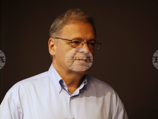 Министерството на околната среда и водите трябва да се въздържа от подписване на меморандуми, каза служебният министър Юлиян Попов