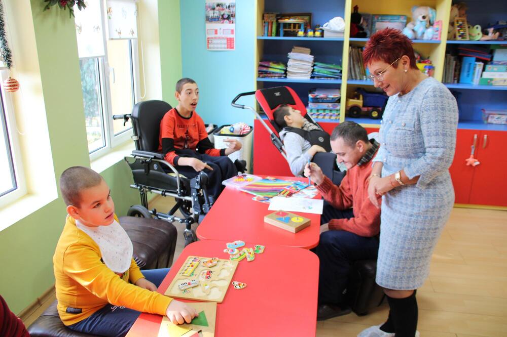 Кметът на Тетевен зарадва децата, младежите и възрастните със специални потребности с подаръци