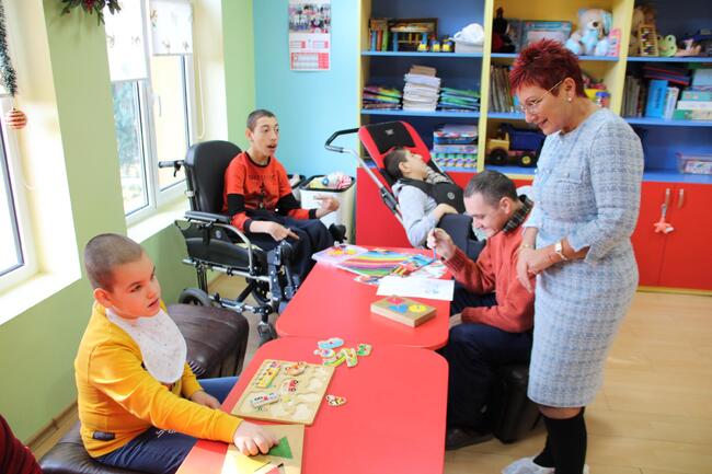 Кметът на Тетевен зарадва децата, младежите и възрастните със специални потребности с подаръци