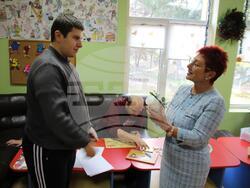 Снимка: Община Тетевен - Кметът на Тетевен зарадва децата, младежите и възрастните със специални потребности с подаръци