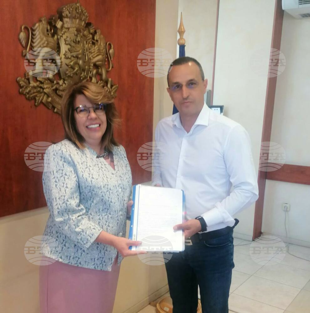 Кметът на Община Чирпан Ивайло Крачолов подписа в МРРБ две споразумения за финансиране на общински обекти