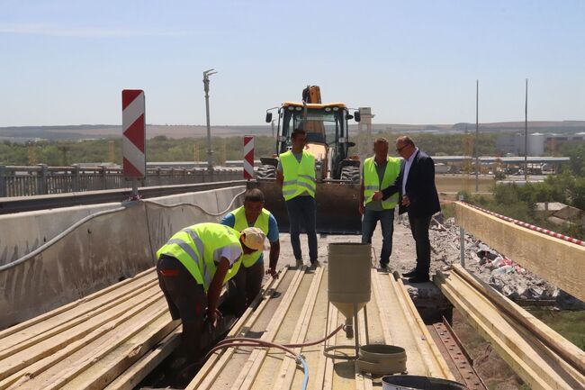 Областният управител на Русе Георги Георгиев инспектира основния ремонт на Дунав мост, утре премиерът Главчев ще се запознае на място с дейностите 