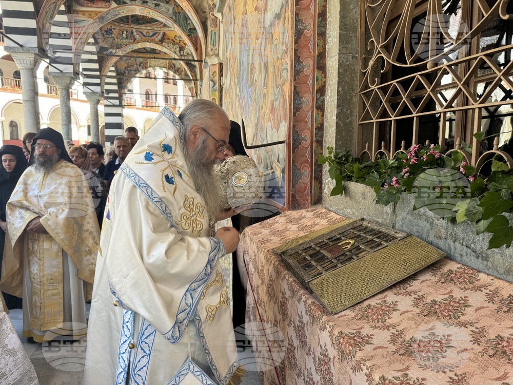 Адрианополският епископ Евлогий и монаси от Рилския манастир изнесоха Чудотворната икона на Света Богородица и отслужиха водосвет