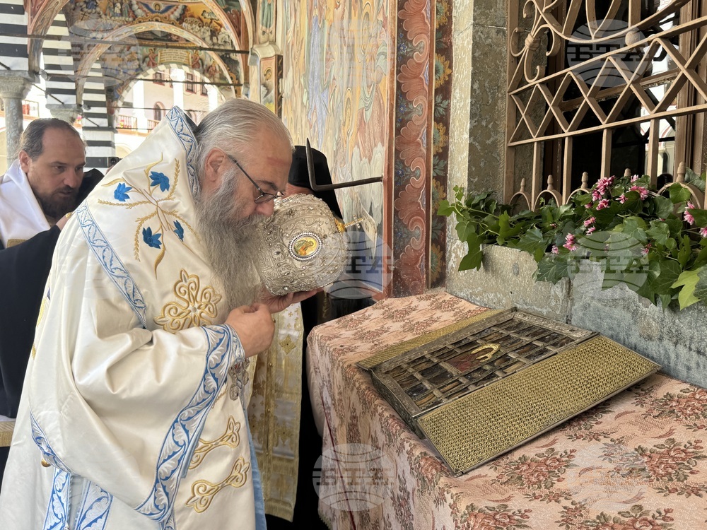 Адрианополският епископ Евлогий и монаси от Рилския манастир изнесоха Чудотворната икона на Света Богородица и отслужиха водосвет