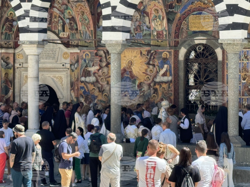 Адрианополският епископ Евлогий и монаси от Рилския манастир изнесоха Чудотворната икона на Света Богородица и отслужиха водосвет