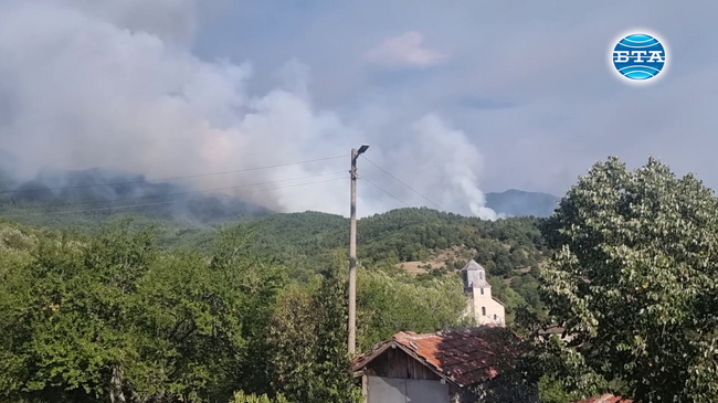 На територията на област Благоевград има три активни големи пожара, съобщи директорът на Югозападно държавно предприятие