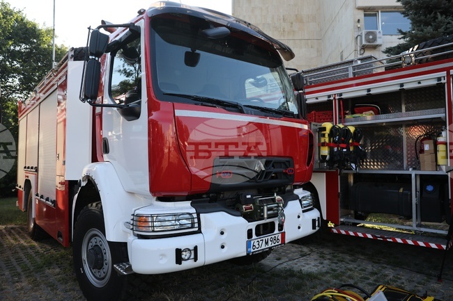 Горя покрив на къща, обитавана от бездомни хора, в столичния квартал „Красна поляна“, няма пострадали