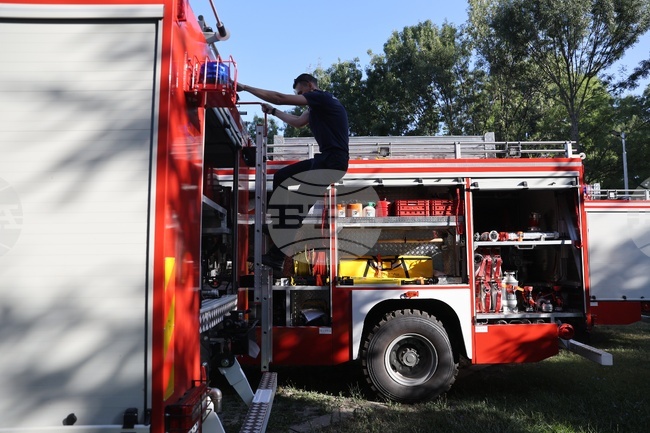 Над 150 доброволци се включиха в овладяването на големия пожар край Карнобат, съобщи кметът на общината Георги Димитров
