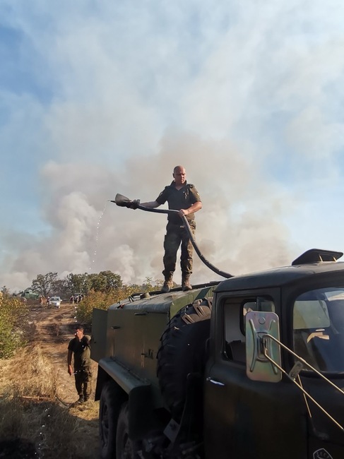 МО: Военнослужещи от Сухопътните войски и Военновъздушните сили участват в гасенето на големите пожари в областите Благоевград и Хасково