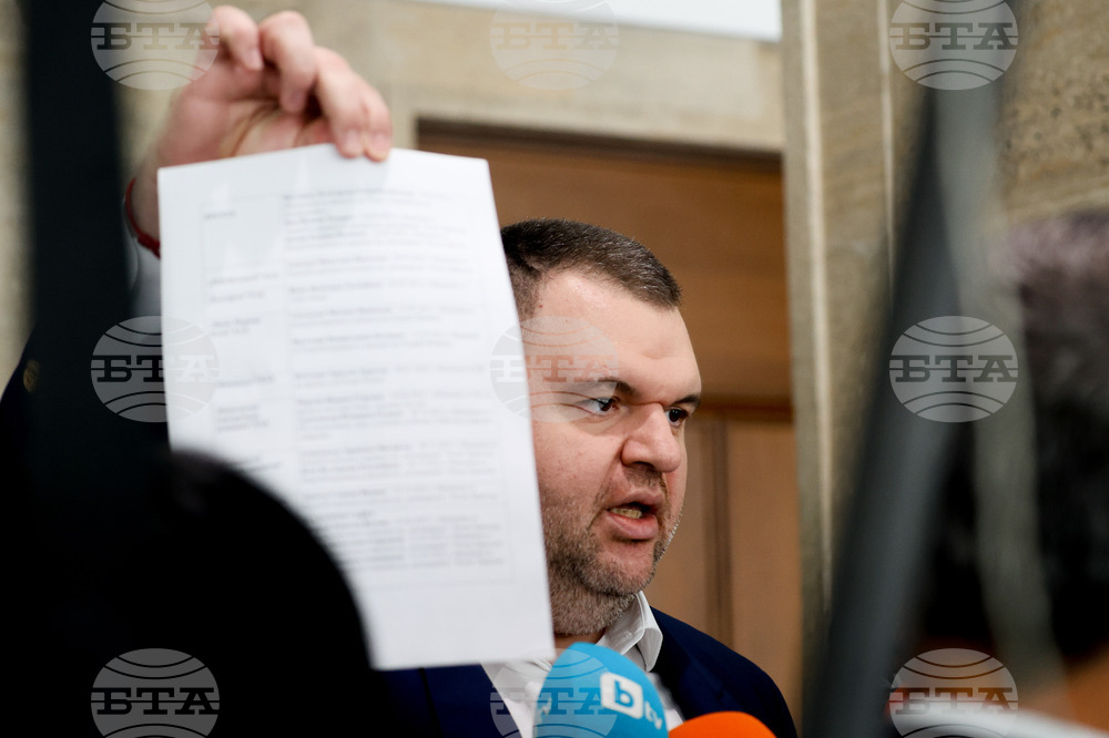 MRF Leader Peevski Shows Journalists List of People Allegedly Stealing from Bulgaria's Energy Sector