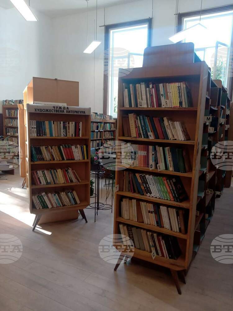 Регионалната библиотека "Светослав Минков" в Перник отваря вратите си за читатели сред ремонта на Двореца на културата