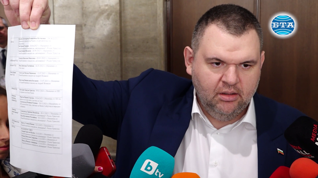 Делян Пеевски показа списък, в който твърди, че са имената на "всички касиери в енергетиката на Румен Радев"