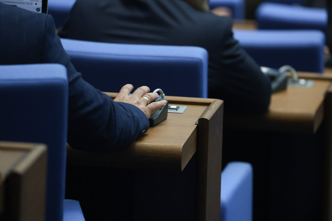 Revisions to Labour and Social Insurance Legislation about Unemployment Benefits Passed Conclusively
